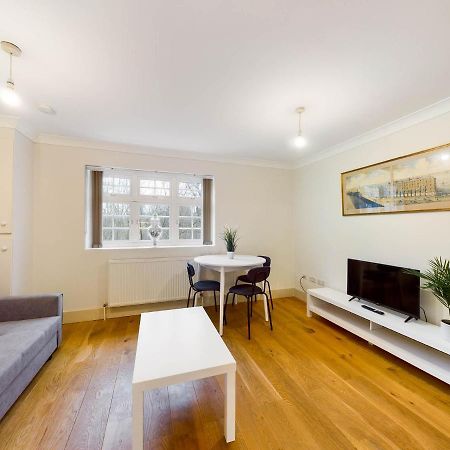 Redhill Town Centre Apartments By Livingo Экстерьер фото