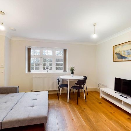 Redhill Town Centre Apartments By Livingo Экстерьер фото
