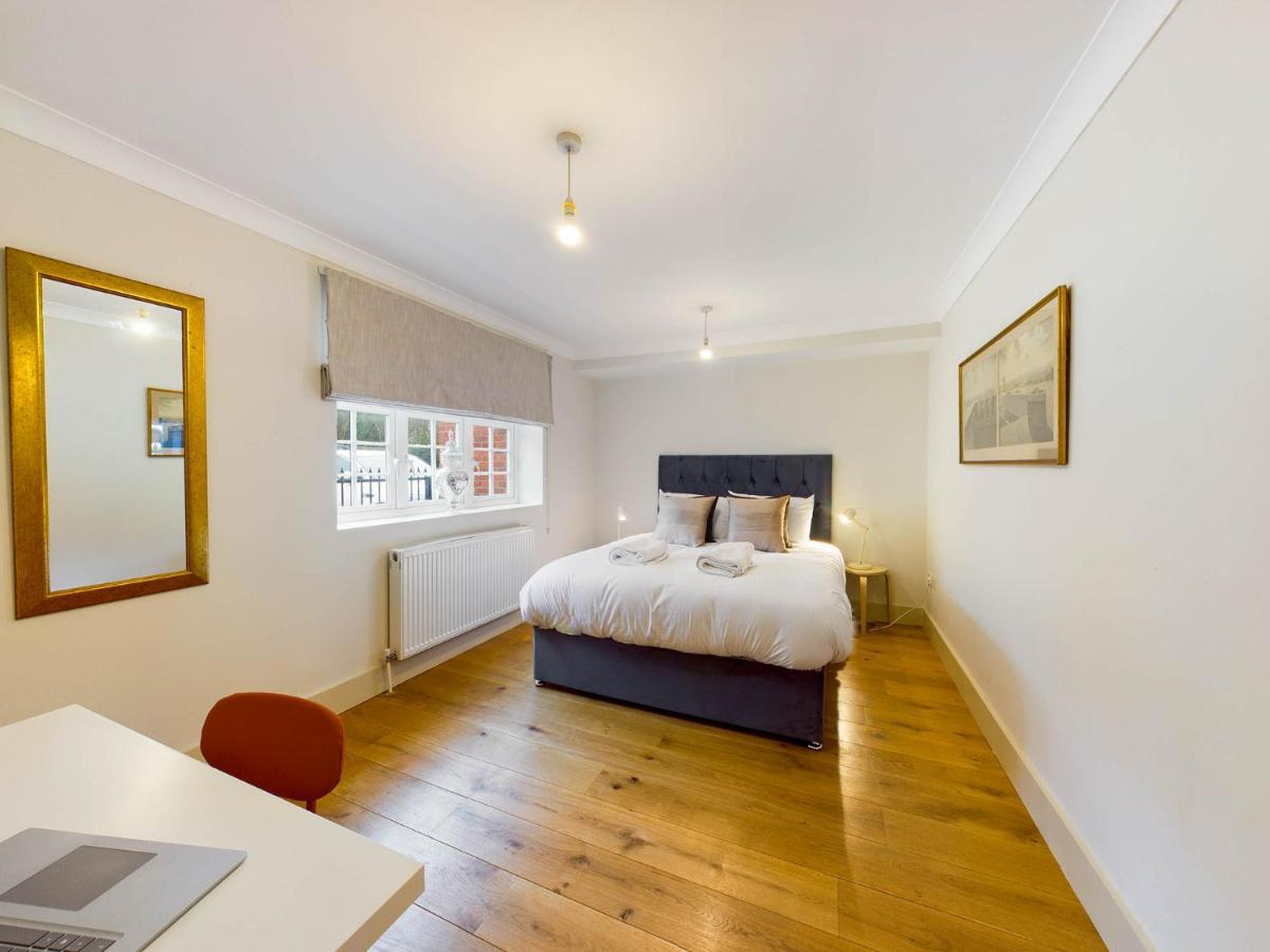 Redhill Town Centre Apartments By Livingo Экстерьер фото