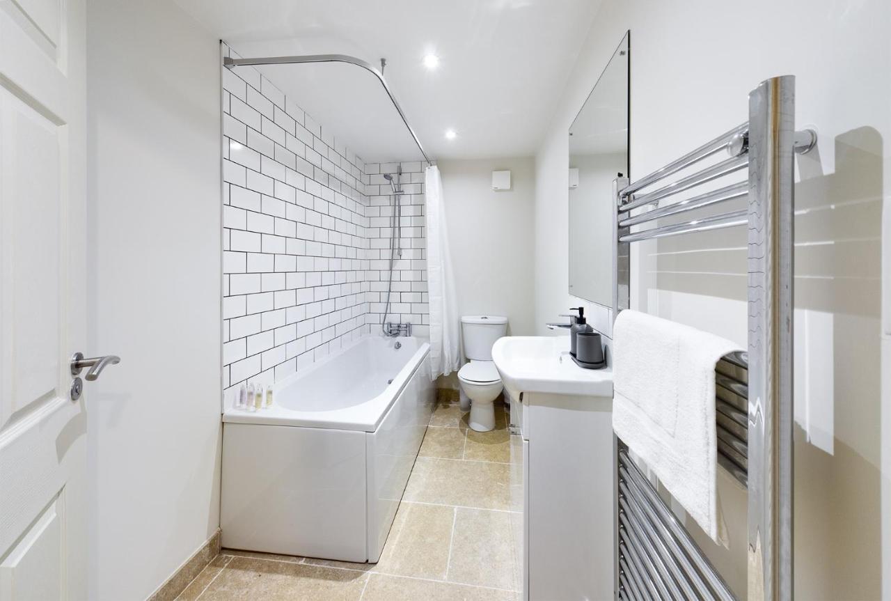 Redhill Town Centre Apartments By Livingo Экстерьер фото