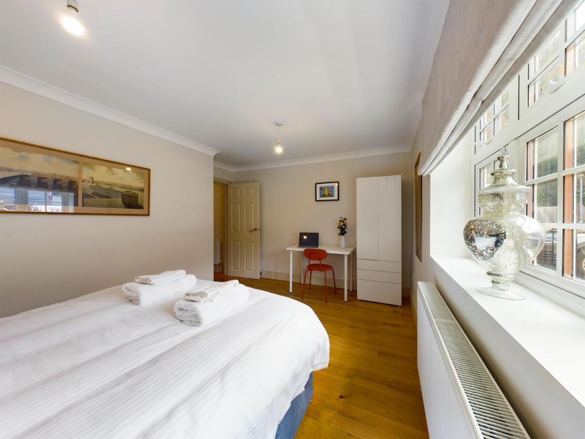 Redhill Town Centre Apartments By Livingo Экстерьер фото